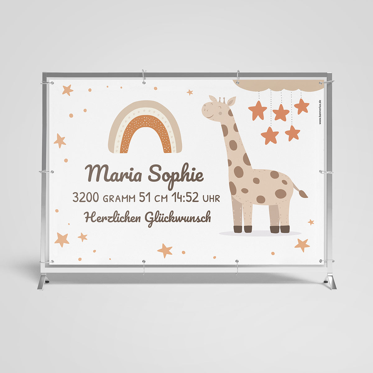 Zauberhaftes Banner zur Geburt von Maria Sophie, gestaltet in sanften Erdtönen mit kindlichen Motiven. Der Banner zeigt eine freundlich lächelnde Giraffe neben einem stilisierten Regenbogen, unter einem Himmel voller hängender Sterne. Über die Mitte des Banners ist der Name 'Maria Sophie' in eleganter Schrift gesetzt, gefolgt von ihren Geburtsdaten '3200 Gramm, 51 cm, 14:52 Uhr' und dem Wunsch 'Herzlichen Glückwunsch'.