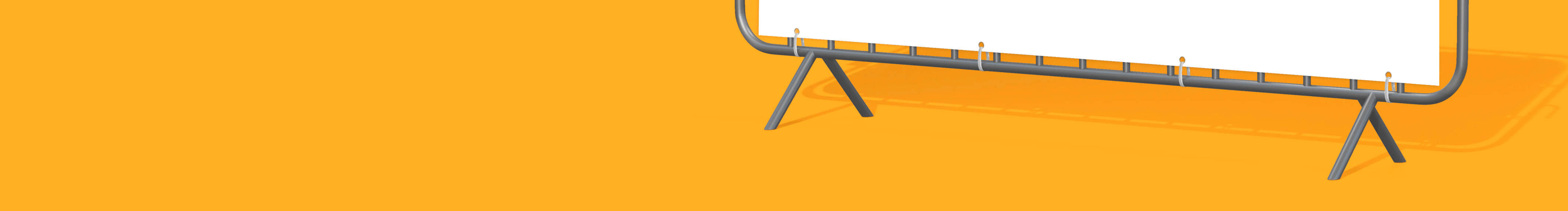 Ein Teil von einem unbedruckten Banner in einem Metalgestell auf orangem Hintergrund