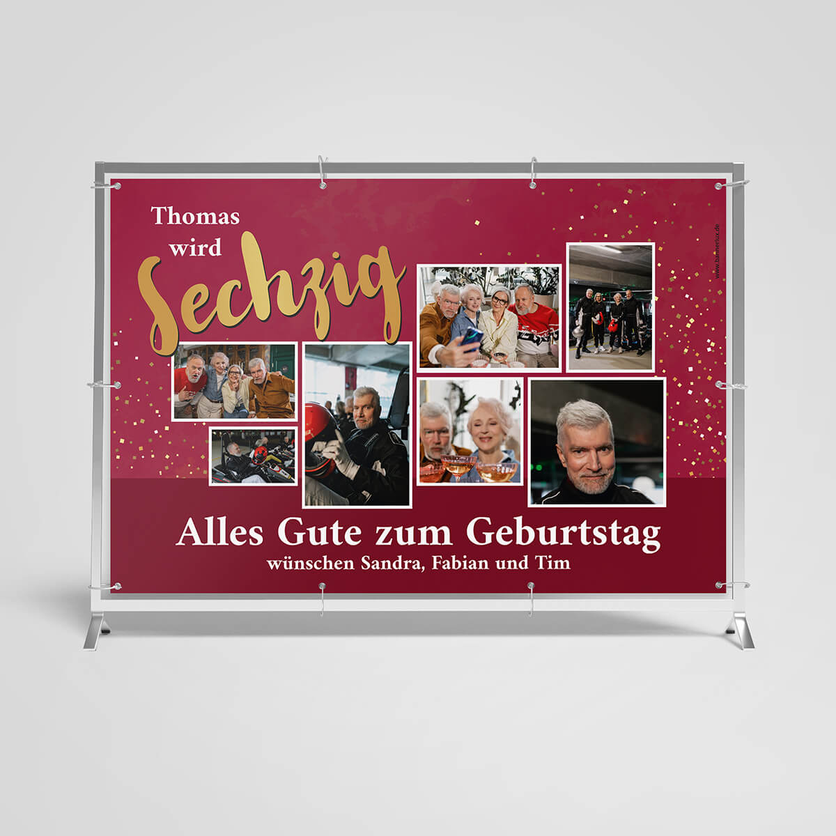Geburtstagsbanner für Thomas' 60. Geburtstag. Dunkelroter Hintergrund mit goldenen Glitzerpunkten. Oben steht 'Thomas wird Sechzig' in goldener Schrift. Darunter sind sieben Fotos angeordnet, die einen älteren Herrn mit grauem Haar und Bart in verschiedenen Situationen zeigen: mit Freunden, beim Motorradfahren und in geselligen Runden. Unten steht 'Alles Gute zum Geburtstag wünschen Sandra, Fabian und Tim'. Der Banner ist in einem Metallrahmen montiert.