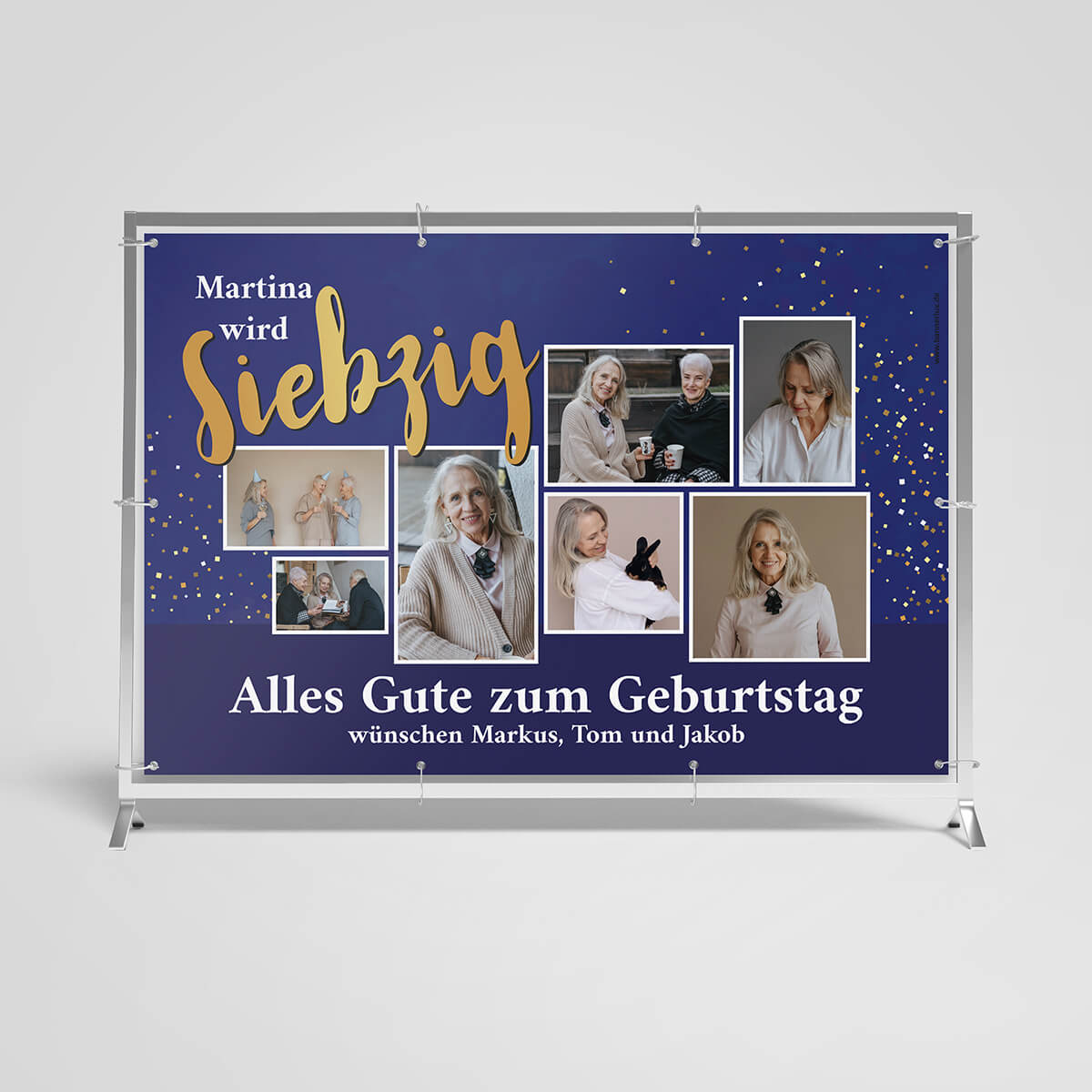 Ein Geburtstagsbanner für Martinas 70. Geburtstag. Das Banner hat einen dunkelblauen Hintergrund mit goldenen Sternen, die über den Hintergrund verstreut sind. Der Text "Martina wird siebzig" steht in goldener Schrift an prominenter Stelle. Darunter steht "Alles Gute zum Geburtstag". Das Banner zeigt sieben Fotos einer älteren Frau mit blondem Haar, in verschiedenen Situationen. Die Fotos zeigen sie lächelnd und bei verschiedenen Aktivitäten.