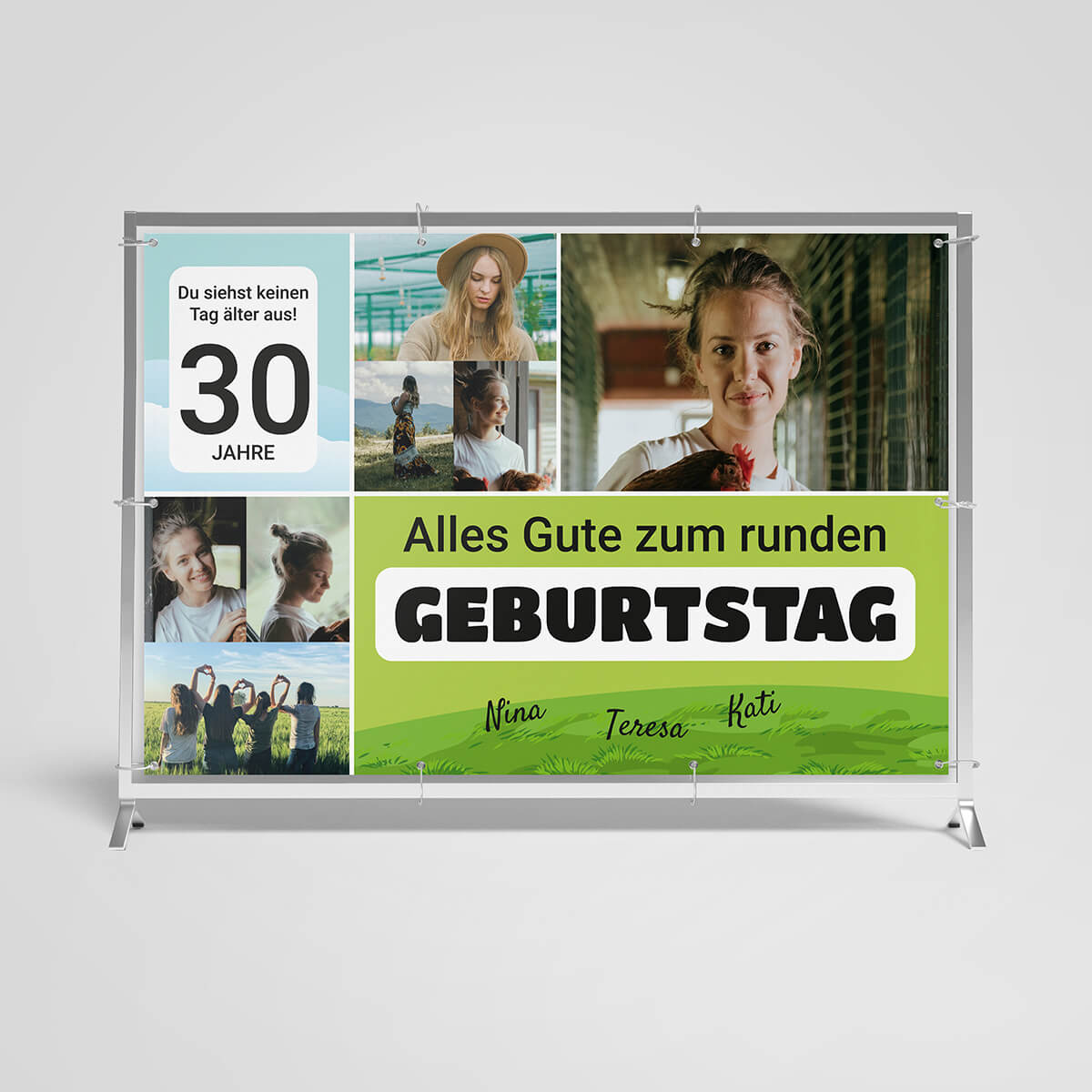 Geburtstagsbanner für einen 30. Geburtstag. Collage aus mehreren Fotos, die eine junge Frau in verschiedenen Situationen zeigen: mit Hut im Gewächshaus, mit einem Huhn, und mit Freundinnen in der Natur. Oben links steht '30 Jahre' mit dem Spruch 'Du siehst keinen Tag älter aus!'. Unten ein grüner Streifen mit 'Alles Gute zum runden Geburtstag' in großer Schrift. Darunter die Namen Nina, Teresa und Kati. Der Banner ist in einem Metallrahmen montiert.