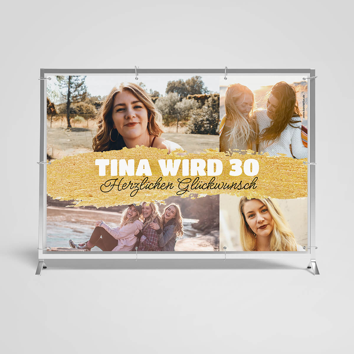 Feierliches Geburtstagsbanner zu Tinas 30. Geburtstag mit einer Collage aus warm getönten Fotos, die Tina in verschiedenen glücklichen Momenten mit Freunden zeigen. In der Mitte des Banners prangt der goldene Schriftzug 'TINA WIRD 30', gefolgt von 'Herzlicher Glückwunsch' in eleganter, weißer Schrift auf einem breiten, goldenen Pinselstrich. Die Fotos rechts und links umrahmen die zentrale Nachricht und verleihen dem Banner eine persönliche und fröhliche Note.