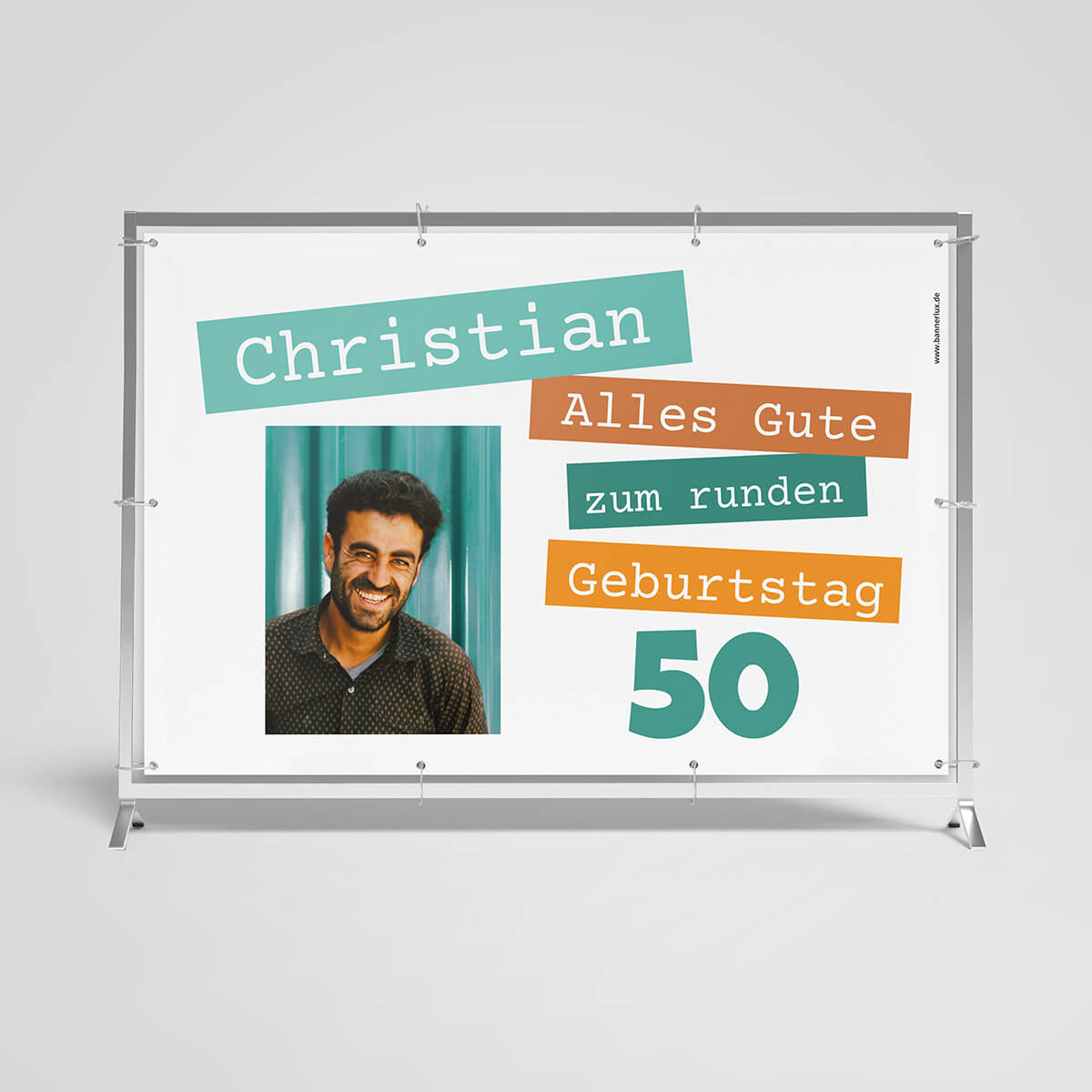 Geburtstagsbanner zum 50. Geburtstag von Christian mit einem großen Foto, das ihn lachend zeigt. Über dem Foto steht der Name 'Christian' in türkisfarbenen Buchstaben, darunter in Blockbuchstaben 'Alles Gute zum runden Geburtstag' und die Zahl '50' in verschiedenen Schattierungen von Orange und Grün auf einem hellgrauen Hintergrund.