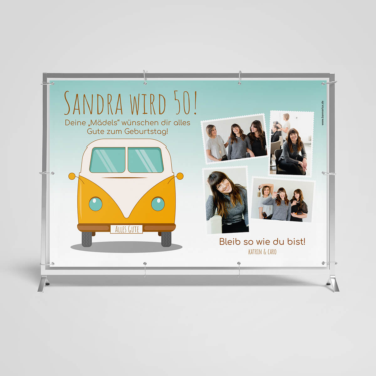 Farbenfrohes Geburtstagsbanner zum 50. Geburtstag von Sandra mit dem Titel 'Sandra wird 50!'. Im Zentrum ist ein illustrierter gelber Hippie-Bus, darunter steht 'Alles Gute'. Der Hintergrund ist helltürkis mit einer Collage von Fotos, auf denen Sandra mit ihren Freundinnen lacht und posiert, mit den Worten 'Deine Mädels wünschen dir alles Gute zum Geburtstag!' und 'Bleib so wie du bist! Katrin & Caro.