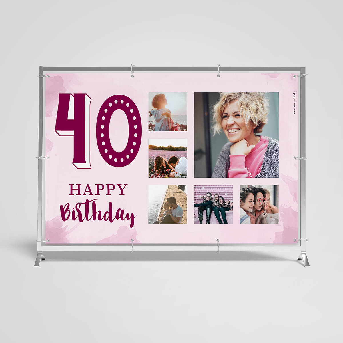 Feierliches Geburtstagsbanner zum 40. Geburtstag mit einem großen, in Pink und Lila gehaltenen '40' und dem Schriftzug 'HAPPY Birthday'. Das Banner enthält sechs Fotos, die glückliche Momente im Leben der Geburtstagsperson zeigen: ein Kind beim Spielen, die Person selbst lachend, ein Paar bei einem romantischen Picknick, gemeinsames Lachen mit Freunden und eine Familie, die zusammen Zeit verbringt. Der Hintergrund ist in sanften Rosa- und Lilatönen gestaltet.