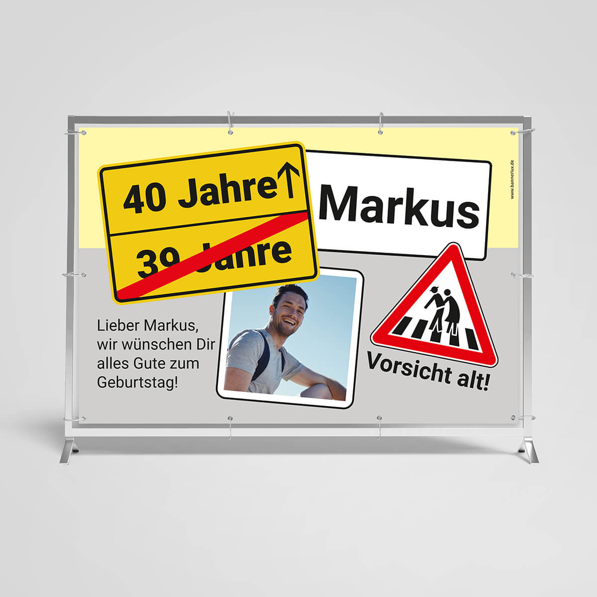 Geburtstagsbanner zum 40. Geburtstag für Markus. Oben eine durchgestrichene '39 Jahre' und eine neue Markierung '40 Jahre'. Ein Foto von Markus und ein Verkehrsschild mit 'Vorsicht alt!'. Text: 'Lieber Markus, wir wünschen Dir alles Gute zum Geburtstag!