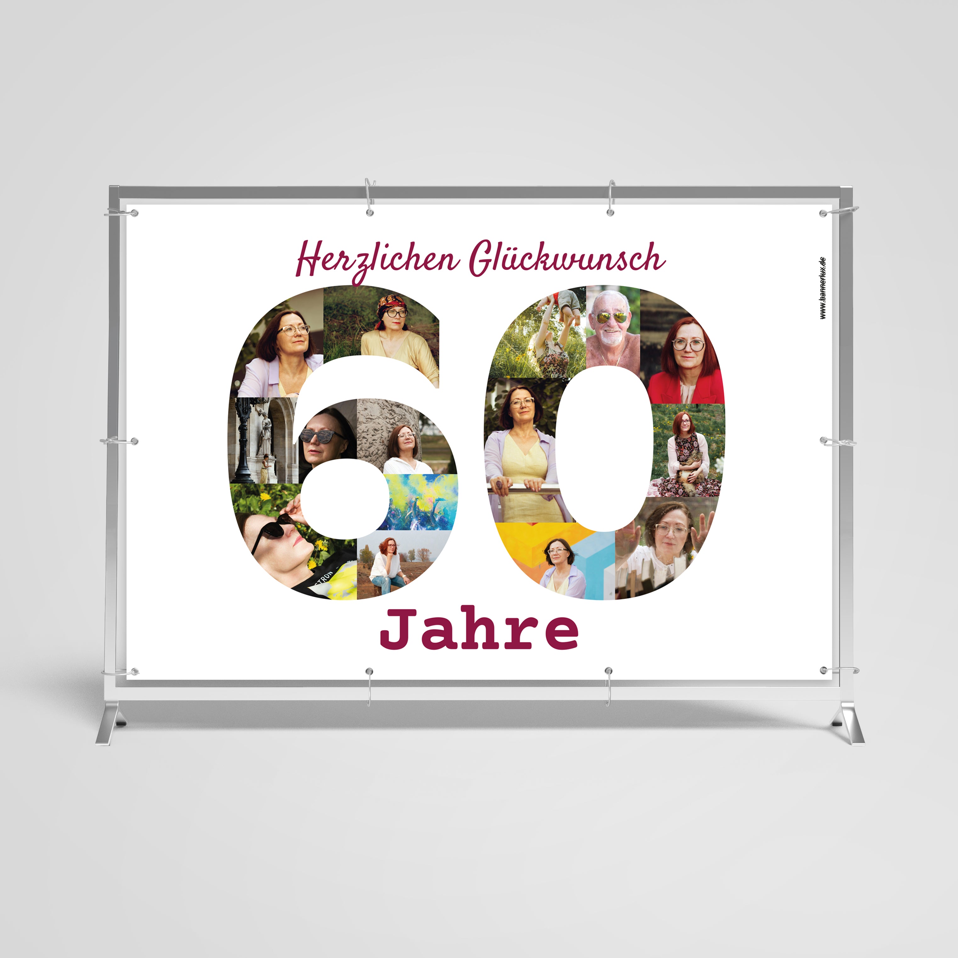 Feierliches Geburtstagsbanner zum 60. Geburtstag mit dem Schriftzug 'Herzlichen Glückwunsch' in einer eleganten, roten Schriftart oben und '60 Jahre' unten. Das Zentrum des Banners ist kreativ mit einem großen, kreisförmigen '60' gestaltet, das aus verschiedenen Fotos der Geburtstagsperson zusammengesetzt ist. Die Fotos zeigen sie in verschiedenen Lebensmomenten, von entspannten Alltagsszenen bis hin zu Reiseabenteuern.